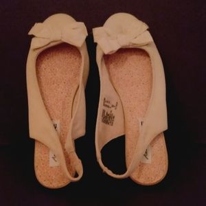 Cream slingback shoes with bow in front